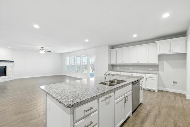 260 Clairmont Dr, Ponder, TX 76259 - kitchen with stainless steel dishwasher, an island with sink, ceiling fan, light wood-type flooring, and recessed lighting