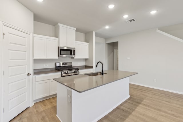 535 Forest Hvn, Van Alstyne, TX 75495 - kitchen featuring stainless steel appliances, a kitchen island with sink, light wood-style floors, white cabinets, and recessed lighting