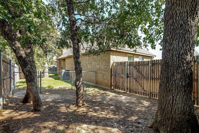 1023 Winding Creek Dr, Kennedale, TX 76060 - view of yard with a gate