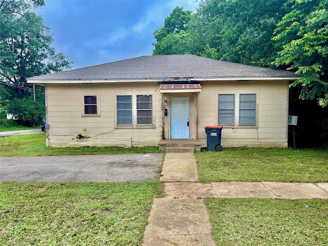 870 SW 4th St, Paris, TX 75460 - bungalow-style house with a front yard and a shingled roof