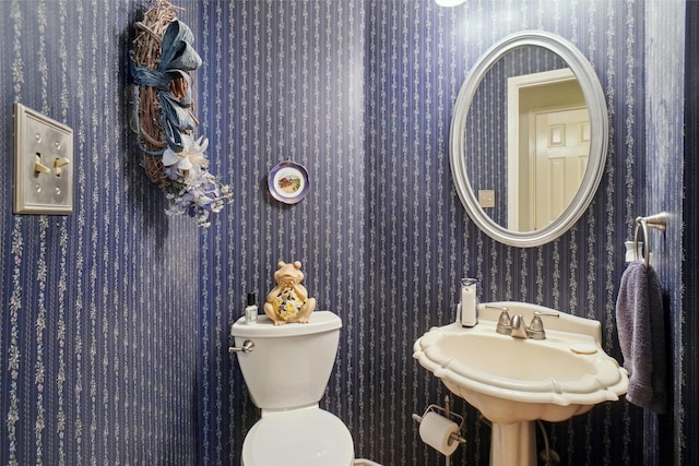 2031 Deepwood St, Mesquite, TX 75181 - half bath featuring wallpapered walls and toilet