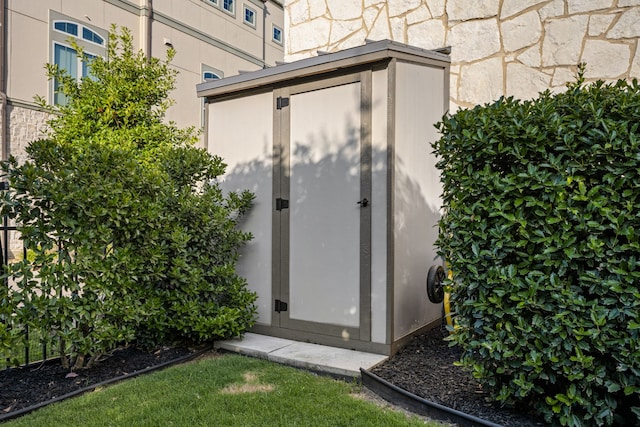 5495 Ashby Grove St, Dallas, TX 75209 - entrance to property with stone siding