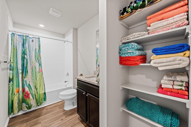 7209 Guadalupe Rd, China Spring, TX 76633 - bathroom with wood finished floors, shower / tub combo with curtain, vanity, and recessed lighting