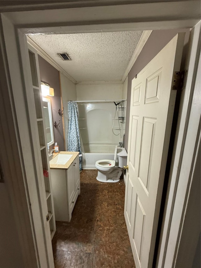 709 Highland Dr, Palestine, TX 75801 - bathroom featuring vanity, shower / tub combo with curtain, crown molding, and a textured ceiling