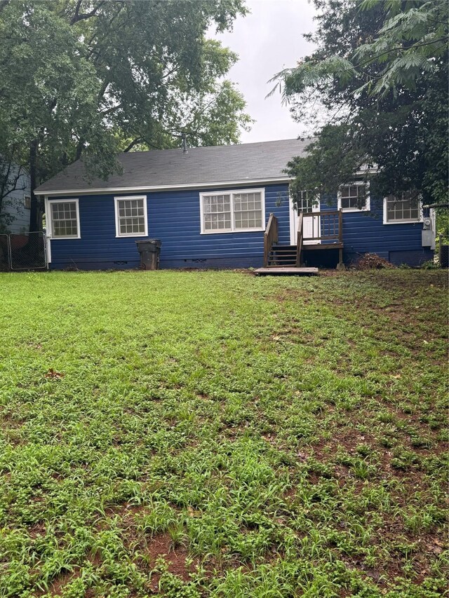 709 Highland Dr, Palestine, TX 75801 - ranch-style home featuring crawl space and a front lawn