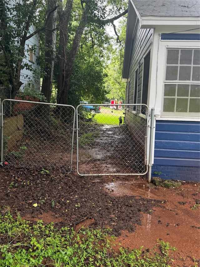709 Highland Dr, Palestine, TX 75801 - view of gate