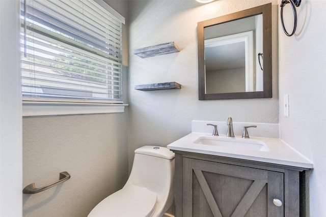 632 Sherwood Dr, Richardson, TX 75080 - half bath with vanity and a textured wall