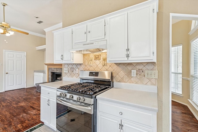 5219 Tennis Villa Dr, Arlington, TX 76017 - kitchen featuring gas range, under cabinet range hood, a ceiling fan, decorative backsplash, and light countertops