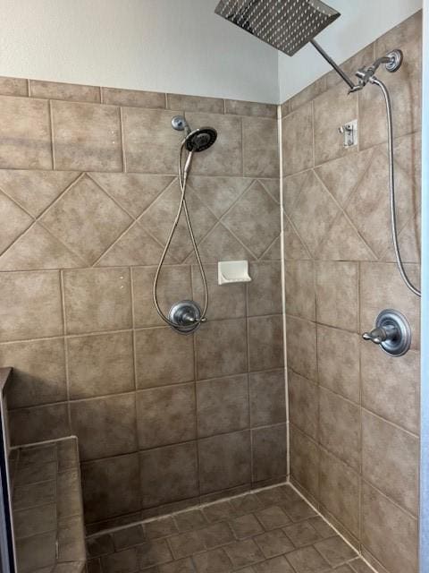 3840 W Pioneer Dr, Irving, TX 75061 - bathroom featuring tiled shower
