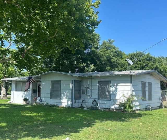 600 E University Ave, Waxahachie, TX 75165 - view of front of home with a front lawn