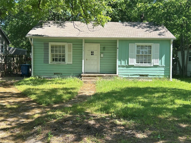 513 W Bullock St, Denison, TX 75020 - bungalow-style home with a front yard and a shingled roof