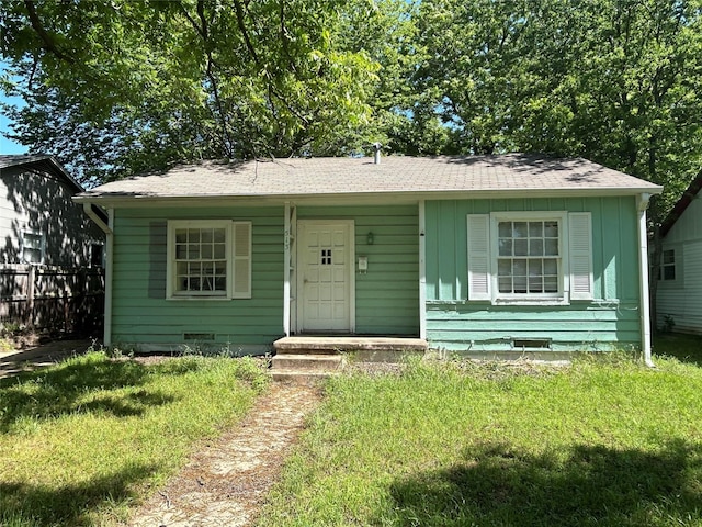 513 W Bullock St, Denison, TX 75020 - bungalow-style house featuring a shingled roof and board and batten siding