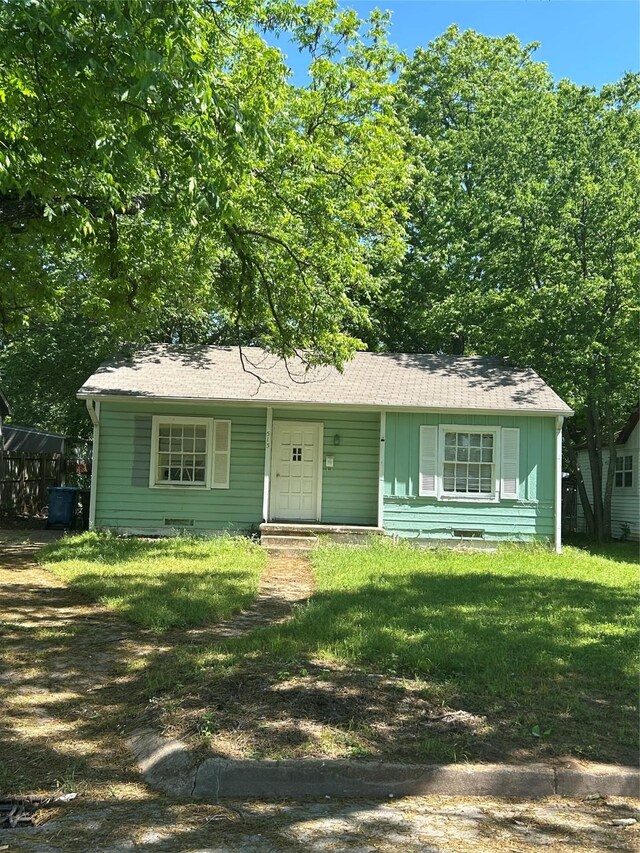 513 W Bullock St, Denison, TX 75020 - view of front facade featuring a front lawn