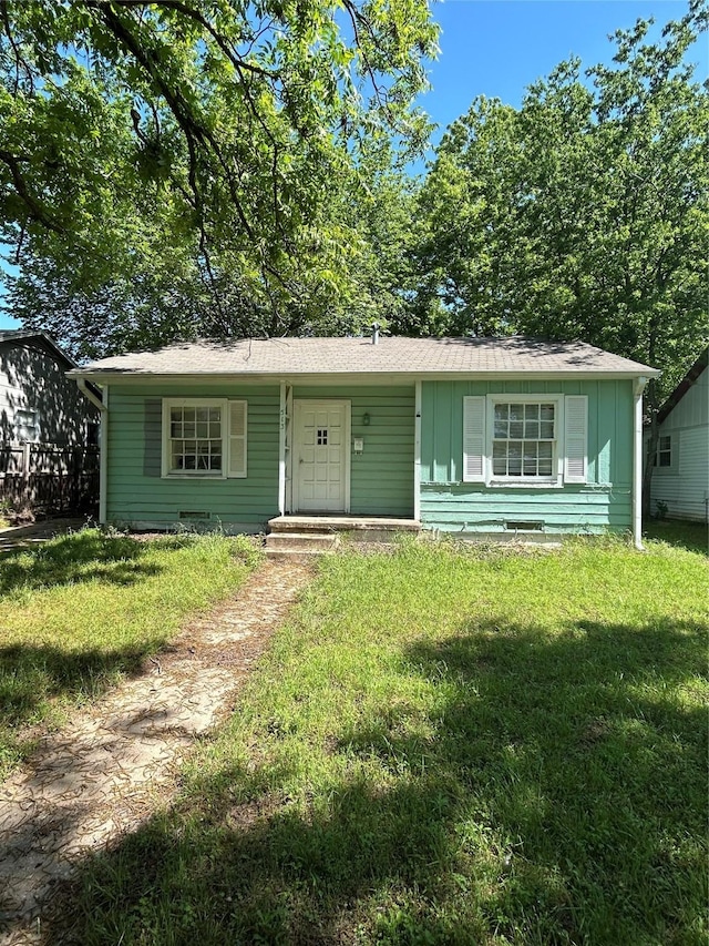 513 W Bullock St, Denison, TX 75020 - view of front of home featuring a front lawn and board and batten siding
