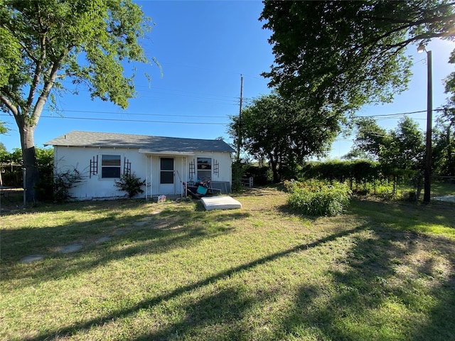 6812 Lakeside Dr, Lake Worth, TX 76135 - back of property with a lawn