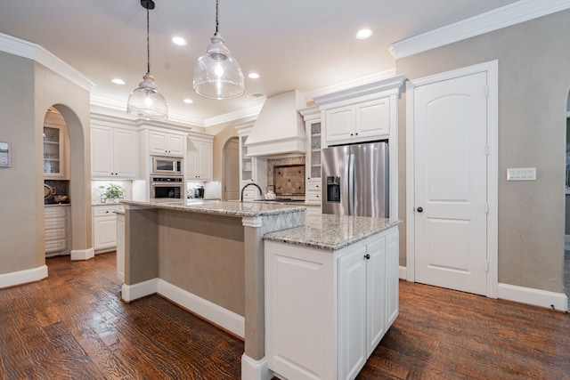 126 Yorkshire Dr, Heath, TX 75032 - kitchen with arched walkways, stainless steel appliances, premium range hood, ornamental molding, and white cabinetry