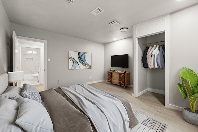 3920 Jamaica St, Dallas, TX 75210 - bedroom featuring light wood finished floors, connected bathroom, and recessed lighting