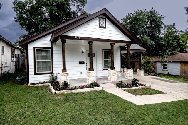 3127 Mcdermott Ave, Dallas, TX 75215 - view of front facade with a porch and driveway