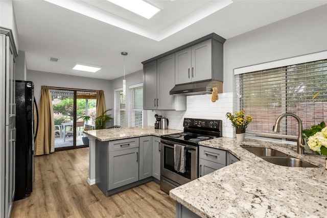14902 Le Grande Dr, Addison, TX 75001 - kitchen with stainless steel electric stove, range hood, gray cabinetry, and a peninsula