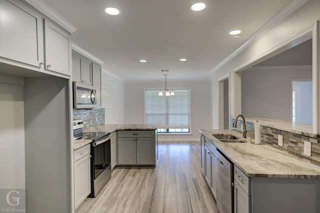 163 Sistrunk Ln, Bossier City, LA 71112 - kitchen featuring stainless steel appliances, a peninsula, light wood-style flooring, tasteful backsplash, and recessed lighting