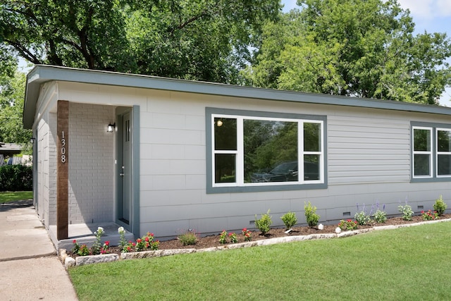 1308 Edgecliff Rd, Fort Worth, TX 76134 - view of front of home with crawl space and a front lawn