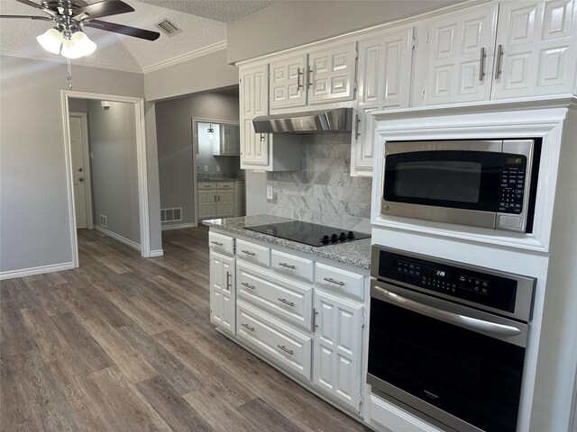 1112 Ranger Ct, Plano, TX 75075 - kitchen with stainless steel appliances, ceiling fan, decorative backsplash, white cabinets, and crown molding