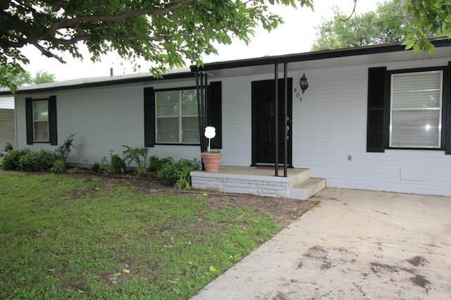 805 Mulkey Ln, Denton, TX 76209 - ranch-style home with a front yard and covered porch