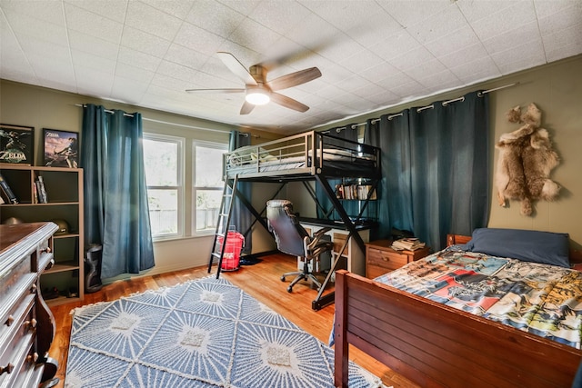 206 E Park, Italy, TX 76651 - bedroom featuring wood finished floors and a ceiling fan
