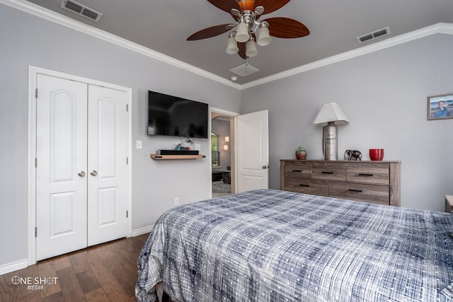 217 Sugarloaf Ave, Abilene, TX 79602 - bedroom with wood finished floors, ornamental molding, a ceiling fan, and a closet