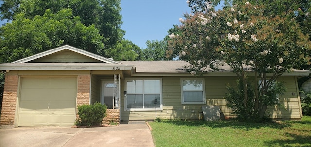605 N Davis Dr, Arlington, TX 76012 - ranch-style house with brick siding, a front yard, driveway, and a garage