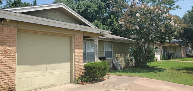 605 N Davis Dr, Arlington, TX 76012 - view of front of house featuring brick siding, a front lawn, driveway, and an attached garage