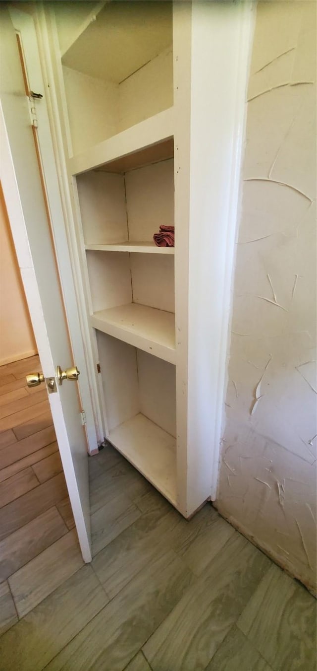 605 N Davis Dr, Arlington, TX 76012 - view of closet