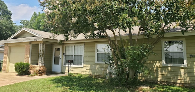 605 N Davis Dr, Arlington, TX 76012 - view of front of home featuring an attached garage and a front lawn