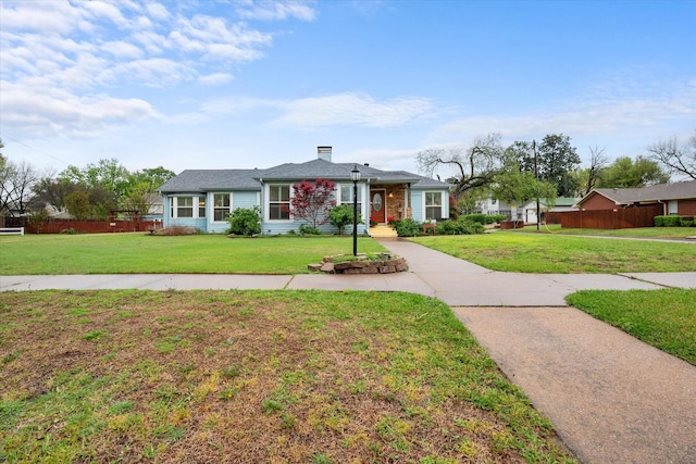 1121 W 3rd Ave, Corsicana, TX 75110 - view of front facade featuring a chimney