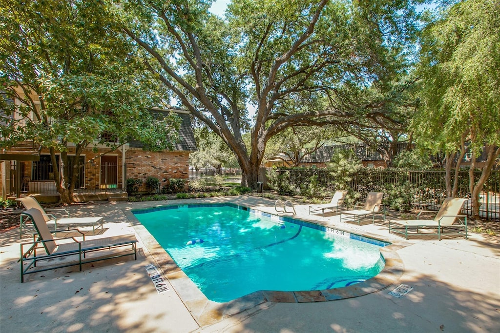 5323 Fleetwood Oaks Ave Unit 256, Dallas, TX 75235 - community pool with a patio
