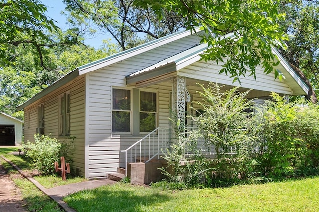 110 Woodland Ave, Corsicana, TX 75110 - view of front of property featuring a porch and a front lawn