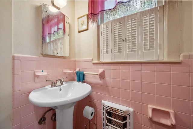 110 Woodland Ave, Corsicana, TX 75110 - bathroom featuring heating unit, a wainscoted wall, and tile walls