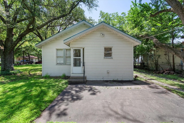 110 Woodland Ave, Corsicana, TX 75110 - view of front of home featuring a front lawn