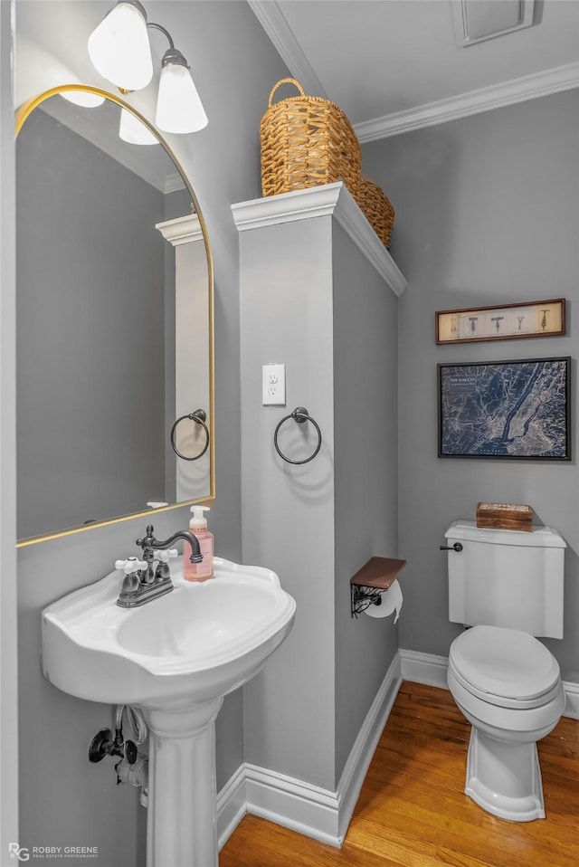 539 Atkins Ave, Shreveport, LA 71104 - bathroom featuring wood finished floors and ornamental molding