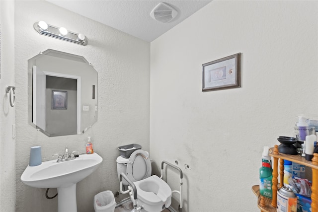 3440 Baby Doe Ct, Fort Worth, TX 76137 - half bath featuring a textured ceiling and a textured wall