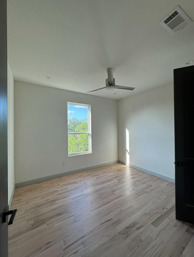 906 S Ewing Ave, Dallas, TX 75203 - empty room featuring light wood finished floors and a ceiling fan