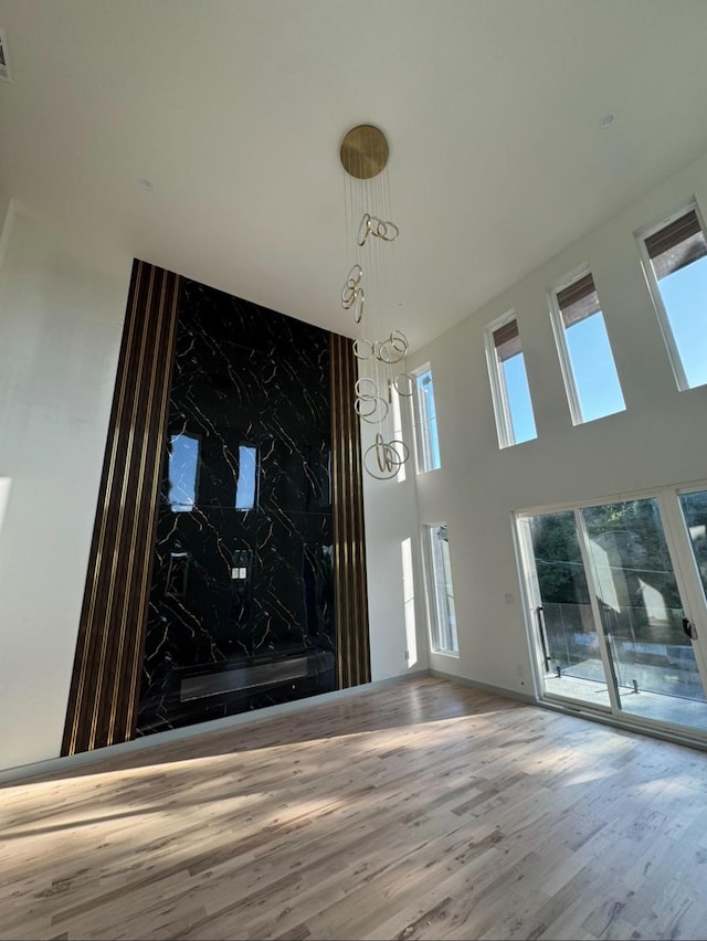 906 S Ewing Ave, Dallas, TX 75203 - foyer featuring wood finished floors and a towering ceiling