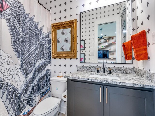641 Cox Rd, Waxahachie, TX 75167 - full bath with vanity and wallpapered walls