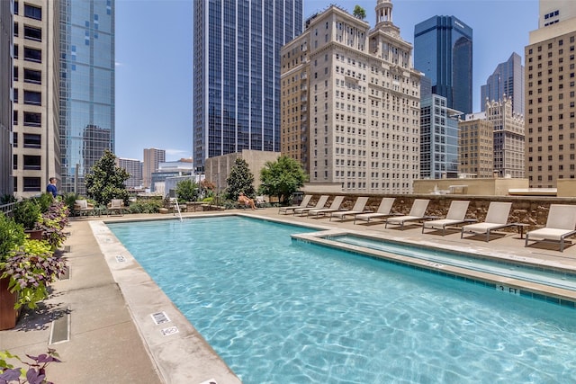 1200 Main St Unit 1402, Dallas, TX 75202 - community pool with a view of skyline