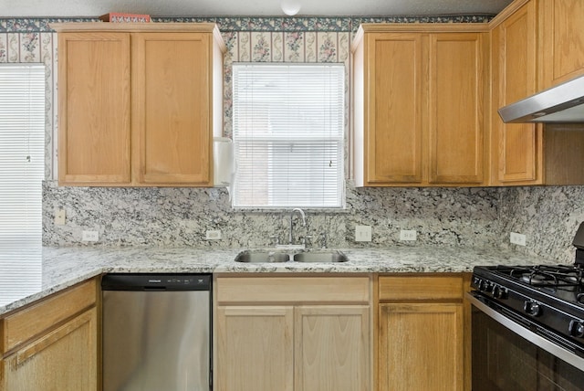 5004 Lodgepole Ln, Fort Worth, TX 76137 - kitchen with dishwasher, gas stove, decorative backsplash, plenty of natural light, and wallpapered walls