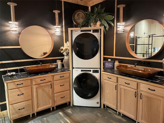 17103 Crk 2830, Mabank, TX 75156 - full bath featuring stacked washer and clothes dryer, two vanities, and wood finished floors