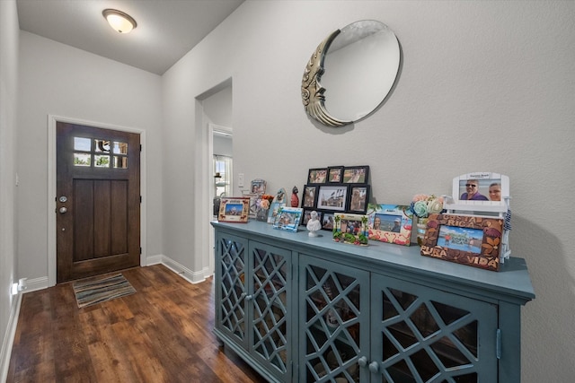 101 Paytons Way, Corsicana, TX 75110 - entryway featuring dark wood-style floors and baseboards