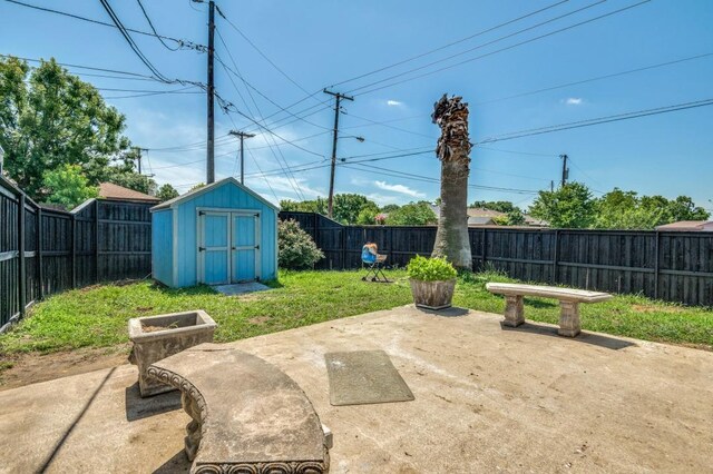 1004 Brae Loch Dr, Dallas, TX 75217 - fenced backyard with a storage shed and a patio