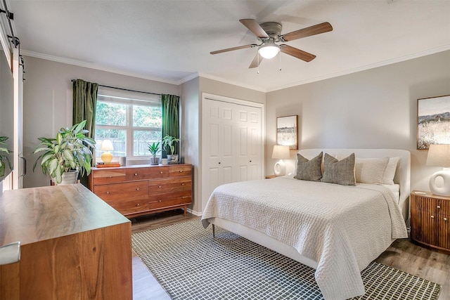 3025 Friendswood Dr, Arlington, TX 76013 - bedroom with wood finished floors, a closet, ornamental molding, and ceiling fan