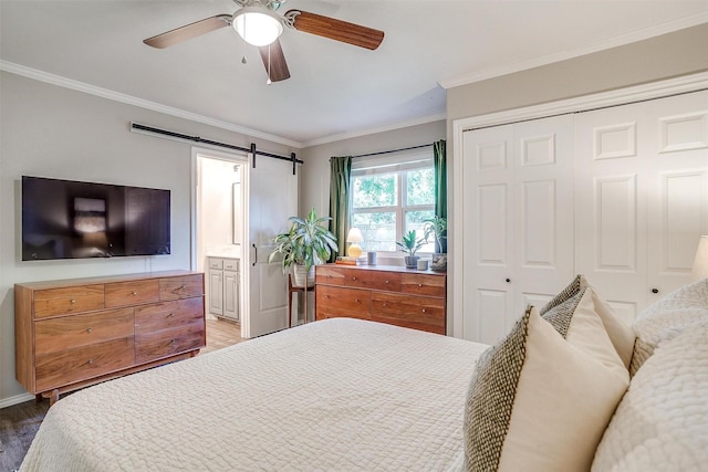 3025 Friendswood Dr, Arlington, TX 76013 - bedroom featuring wood finished floors, a barn door, ornamental molding, a closet, and a ceiling fan